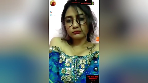 Amateur brunette video shows her tight body and ass