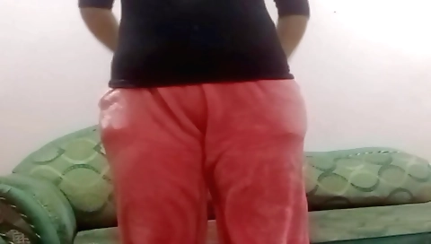 Amateur indian video shows her big booty and sexy body