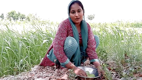 Desi Indian Girl Aam Chori Krny Ai Pakar K Chod Daala