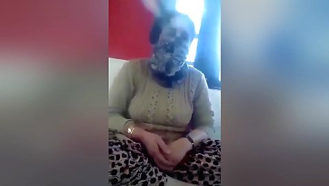 Big ass brunette mature babe shows her boobs on webcam