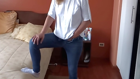 Indian video shows a lovely girl with a great body