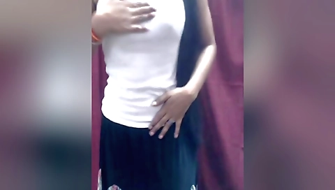 Indian amateur shows her beautiful body in public video