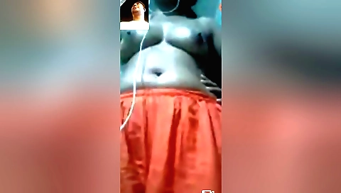 Indian babe shows off her body in the amateur solo vid