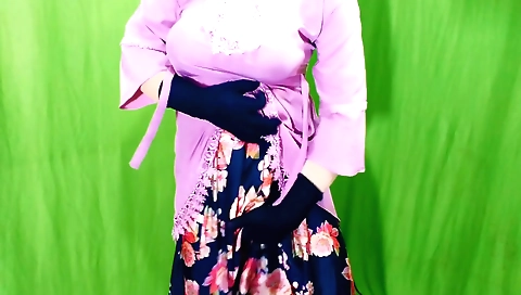 Indian solo video with a sexy body sucking her dick