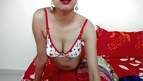 Brunette babe with a natural body is in a hot solo video