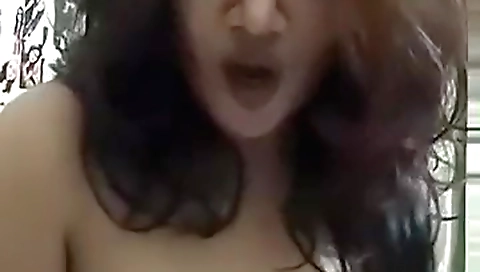 Sexy indian girl shows her naked body in homemade video