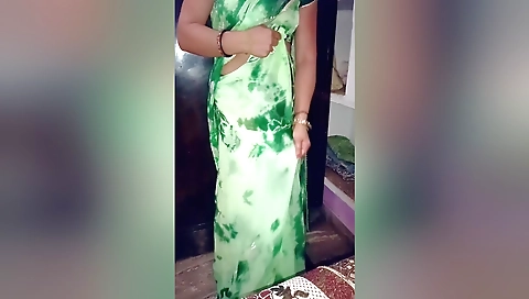 Teen girl shows her sexy green sari on the bedroom