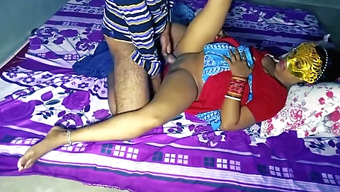 Indian babe selling her huge ass in homemade porn video