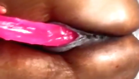 Milf sucks on her cunt and ass on the couch in bed