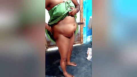 Indian girl talks and speaks in Hindi in amateur clip