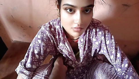 Indian girl in lingerie shows off her body in this vid