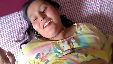 Indian amateur shows her body in the middle of the room