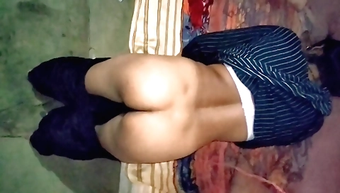 Indian bhabhi showing her amazing body in amateur vid