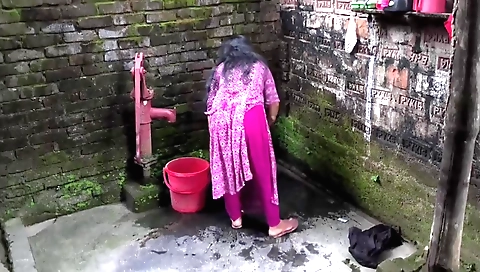 Indian amateur woman masturbates and enjoys solo sex