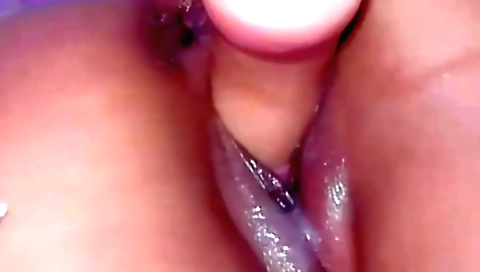 Indian chick uses her fingers to orgasm by squirting
