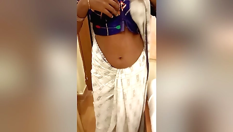 Desi housewife shows sexy lingerie in amateur porn video