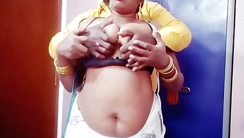 Handjob for a hot amateur brunette in homemade video