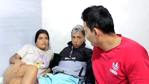 Latina y tropezona en el aire y una chica que se pierde