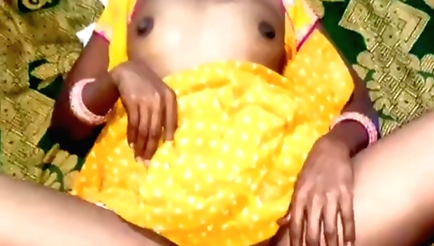 Indian village aunty shows us her sexy and sexy curves