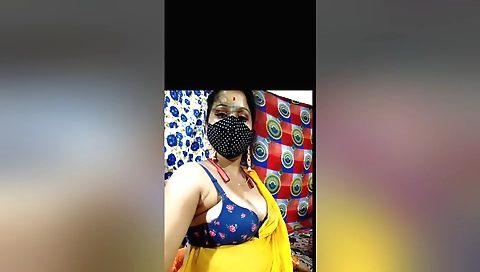 Desi bhabhi shows her nice body and natural boobs on the webcam