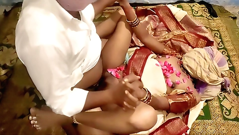 Indian hairy babe fucks on the amateur Webcam video