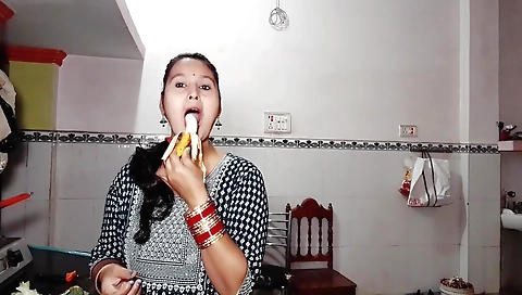 Indian mature slut masturbating and fucking her pussy