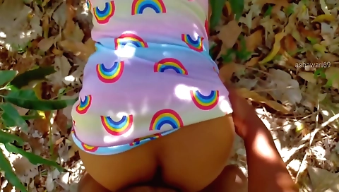 Outdoor porn video is about a brunette who likes riding