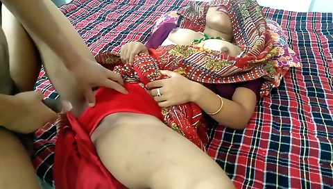 Indian brunette gets fucked in her pussy and pussy