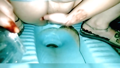 Amateur indian beauty in a sexy outfit pokes herself