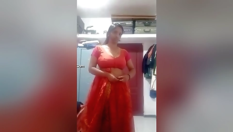 Bhabhi shows off her natural curves and big boobs on the webcam