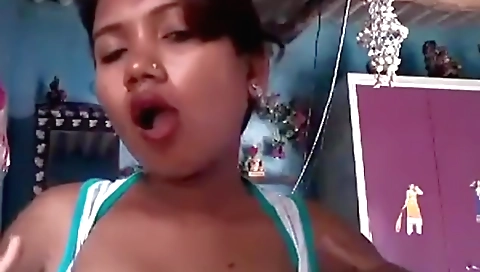 Busty bhojpuri chick shows her boobs solo on webcam