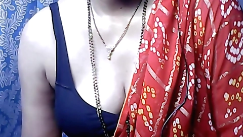 Indian hottie fucks herself and gets good pussy licking